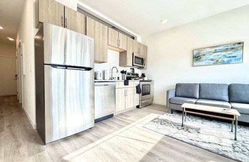 Poplar Apartment | Central Philly-1BR King |Free Parking| Gym