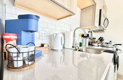 Poplar Apartment | Central Philly-1BR King |Free Parking| Gym