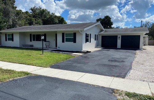 Southgate House | Centrally located! 6 miles to Siesta and St. Armands. 2 miles to downtown.