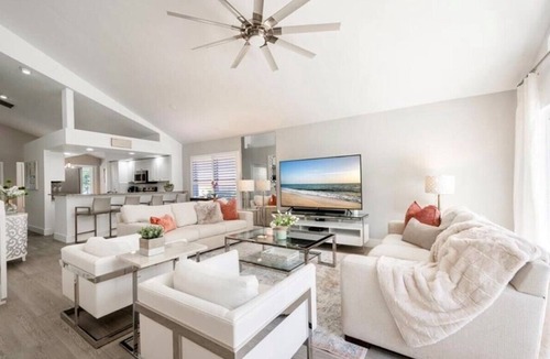 Grey Oaks House | CENTRALLY located house.