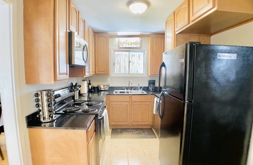Hanahan House | Centrally Located Townhouse! Spacious 4 BR Near Beaches and Downtown.