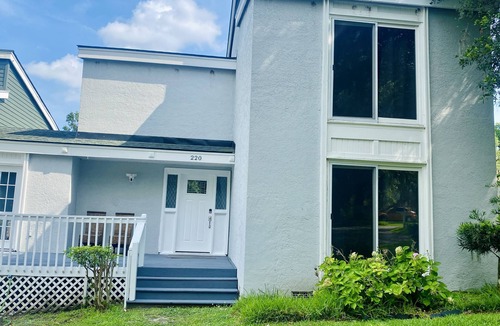 Hanahan House | Centrally Located Townhouse! Spacious 4 BR Near Beaches and Downtown.