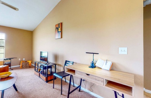 Eisenhower House | Centrally Located, Screened-In Lanai, Dog Friendly
