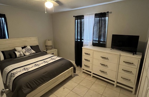 Azalea Park House | Centrally located