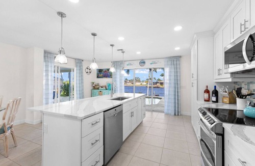 Caloosahatchee House | Centrally Located, Waterfront, Modern Home with lots of amenities