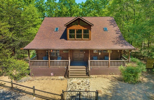 Rutherfordton Cabin | Chalet Vie at Lake Lure | Hot Tub | Fire Pit | Dog Friendly | Sleeps 7
