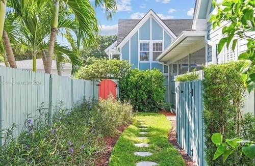 Lake Worth Bed & Breakfast | Charming 1-bedroom cottage in Lakeside Dr