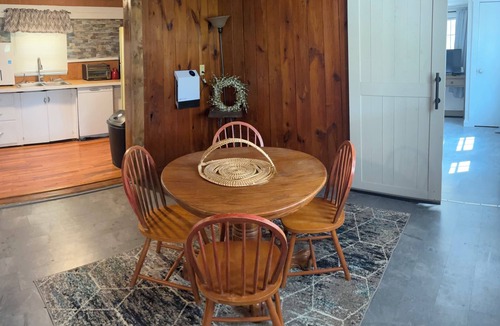 Lynn Garden Cabin | Charming 1-Bedroom, 1-bunk room, fishing in Gate City with Central Air, WiFi