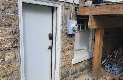 Lansdowne Apartment | Charming 1-Bedroom Basement Apartment with AC, WiFi in lovely Lansdowne