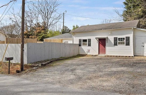 Sans Souci Cottage | Charming 1-bedroom cottage in Greenville, SC with fenced in yard