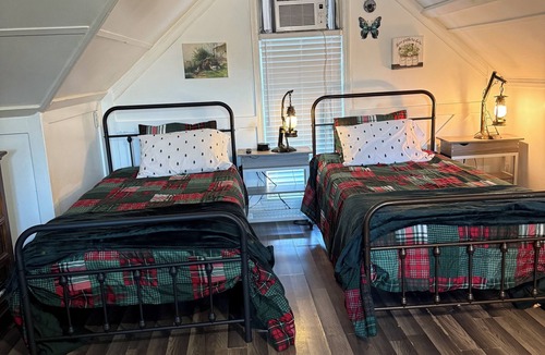 Oxford Other | Charming 1-bedroom loft apartment over barn on animal sanctuary