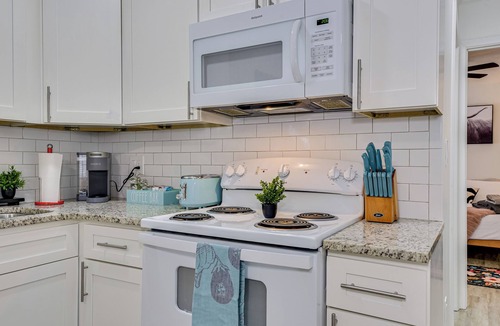 Midtown House | Charming 1-bedroom near Medical and Golf! Ground Unit A!
