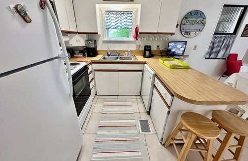 Nettles Island House | charming 1-bedroom, 1-bathroom beach bungalow is nestled on a spacious corner lot