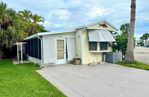 Nettles Island House | charming 1-bedroom, 1-bathroom beach bungalow is nestled on a spacious corner lot