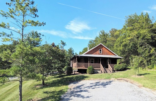 Shelbyville Cabin | Charming 1 Bedroom, 2 Bed Loft Cabin in Lovely Shelbyville, TN.