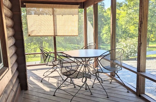 Shelbyville Cabin | Charming 1 Bedroom, 2 Bed Loft Cabin in Lovely Shelbyville, TN.