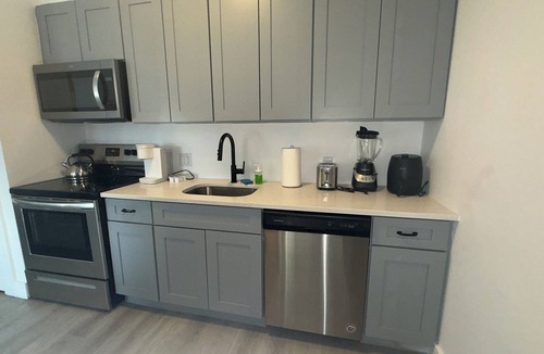 Elizabeth House | Charming 1-bedroom with WiFi and AC in peaceful Elizabeth