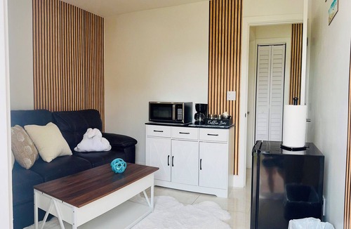 West Palm Beach Apartment | Charming 1 BR-1BH Studio with free WiFi and AC Easy Access to PBI & I-95