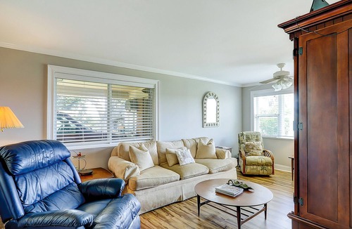 Burnside Island House | Charming 1960s home with recent upgrades, board games, & AC - on the creek