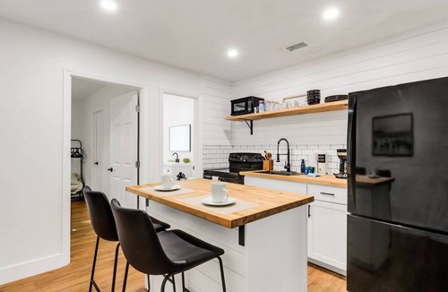 West Bradenton House | Charming 2-Bed Cottage near Bradenton and Beaches