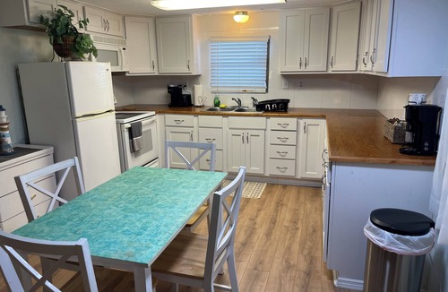 Diplomat House | Charming 2-bedroom mobile home with AC, WiFi in North Fort Myers