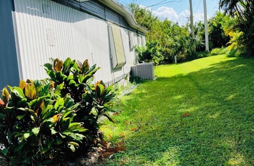 Diplomat House | Charming 2-bedroom mobile home with AC, WiFi in North Fort Myers