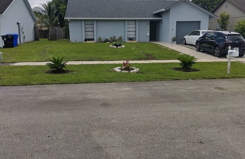 North Lauderdale House | Charming 2-bedroom bungalow in welcoming North Lauderdale with WiFi, AC
