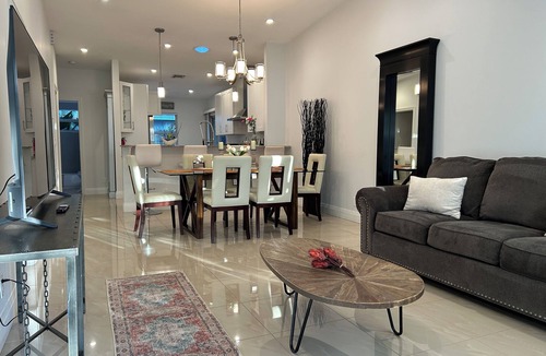Deerfield Beach House | Charming 2-bedroom house with gorgeous patio garden