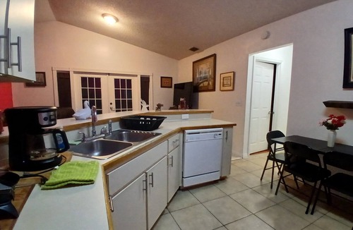 New Port Richey House | Charming 2-bedroom house with WiFi, AC in serene New Port Richey