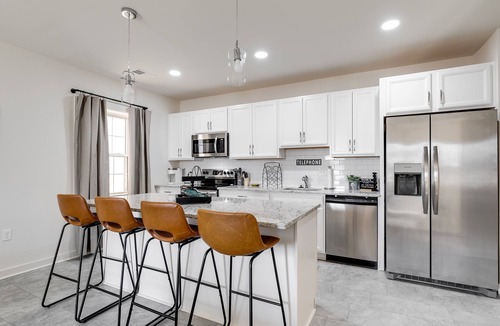 Issue Condo | Charming 2 Bedroom Downtown Vacation Rental: Stroll to Shops and River with Ease