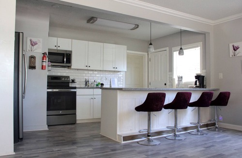 United Central Apartment | Charming 2-bedroom apartment with shared Pool, frontyard WiFi, AC
