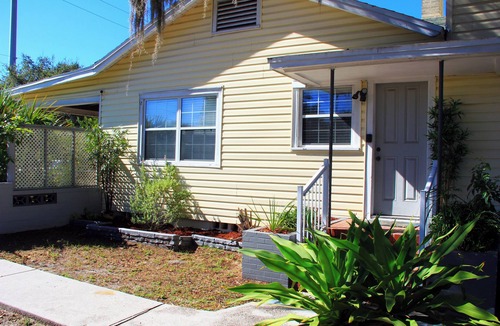 United Central Apartment | Charming 2-bedroom apartment with shared Pool, frontyard WiFi, AC