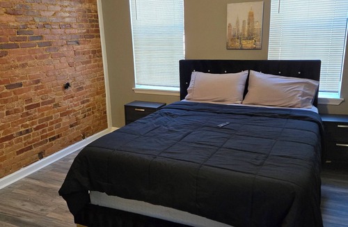 Charles Village Apartment | Charming 2-bedroom apartment in beautiful Charles Village with AC, WiFi.