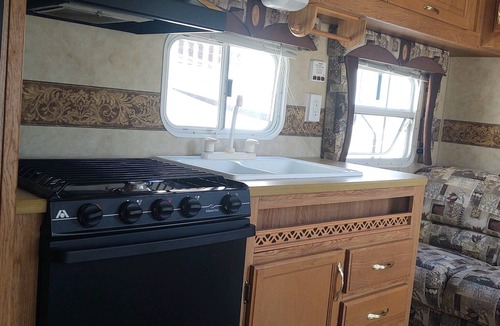 Homosassa RV Rental | Charming 2-bedroom Camper in enchanting Homosassa with AC, WiFi and more.