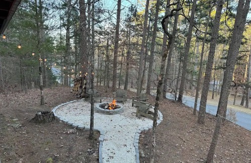 Quitman Cabin | Charming 2-bedroom cabin less than 1 mile from Greers Ferry Lake boat launch