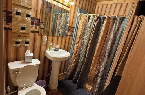 Quitman Cabin | Charming 2-bedroom cabin less than 1 mile from Greers Ferry Lake boat launch