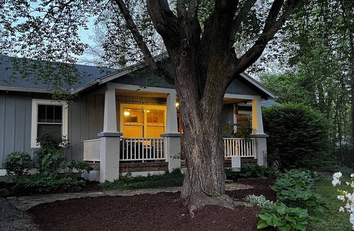 Flat Rock Cottage | Charming 2-bedroom cottage with AC, WiFi in superb Flat Rock