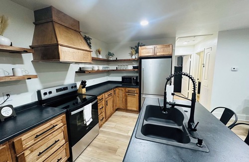 Union City House | Charming 2-bedroom house with AC and WiFi in Union City