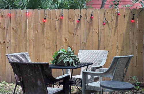 Benjamin Van Clark Park House | Charming 2-bedroom house in lovely Savannah, GA with WiFi, AC, backyard.
