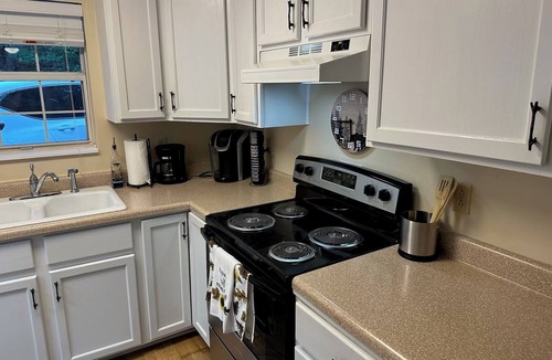 Tallassee House | Charming 2-bedroom lakefront cabin with AC and WiFi in beautiful Smoky Mountains