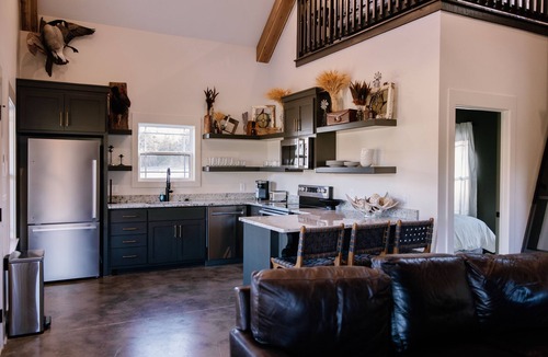 Dickel Cabin | Charming 2-bedroom lakefront cabin in marvelous Wartrace with WiFi, Kayaks