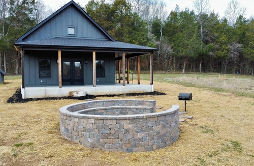 Dickel Cabin | Charming 2-bedroom lakefront cabin in marvelous Wartrace with WiFi, Kayaks