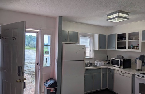 Summerton House | Charming 2-bedroom townhome with AC and WiFi in peaceful Summerton