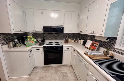 Summerville House | Charming 2-bedroom townhome in Summerville 2 miles from Golf course