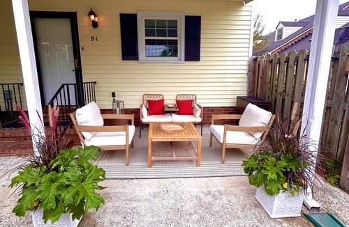 Summerville House | Charming 2-bedroom townhome in Summerville 2 miles from Golf course