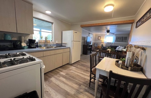 Crystal River Cottage | Charming 2-bedroom cottage with AC, WiFi in Crystal River