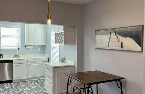 Fairfax House | Charming 2-bedroom house 2 Porches, WiFi, AC & Firepit in Historic Neighborhood