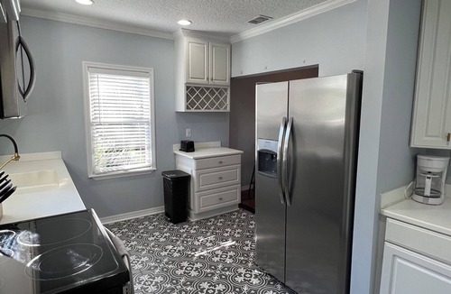 Fairfax House | Charming 2-bedroom house 2 Porches, WiFi, AC & Firepit in Historic Neighborhood