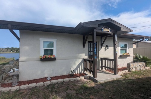 Aripeka Cottage | Charming 2-bedroom waterfront oasis in delightful Spring Hill