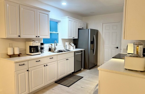 Spring Hill House | Charming 2-bedroom house with AC, WiFi in quaint Spring Hill